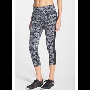 Nike Legendary Jewel Capris Tights Gray Black SZ M